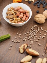 다양한 견과류와 채소과자, 콩