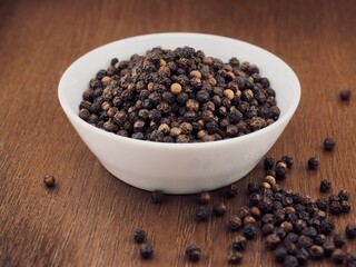 신선한 유기농 자연 향신료 후추