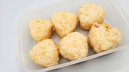 お弁当箱に入ったおむすび・塩むすび・玄米おむすび・３分搗きおむすび／Rice balls in a lunch box, salted rice balls, brown rice rice balls, 3-minute rice balls／도시락에 들어간 기저귀, 소금 무스비, 현미 기저귀, 3분 짠 기저귀