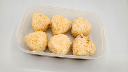 お弁当箱に入ったおむすび・塩むすび・玄米おむすび・３分搗きおむすび／Rice balls in a lunch box, salted rice balls, brown rice rice balls, 3-minute rice balls／도시락에 들어간 기저귀, 소금 무스비, 현미 기저귀, 3분 짠 기저귀