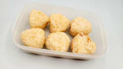 お弁当箱に入ったおむすび・塩むすび・玄米おむすび・３分搗きおむすび／Rice balls in a lunch box, salted rice balls, brown rice rice balls, 3-minute rice balls／도시락에 들어간 기저귀, 소금 무스비, 현미 기저귀, 3분 짠 기저귀