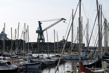 Marina et grue portuaire