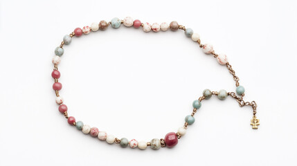 Obraz premium Rosary Beads: A beautifully crafted rosary with colorful beads, symbolizing faith and devotion, lays gracefully, inviting contemplation and prayer.