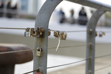 candados en puente