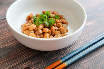 青ネギ入り納豆のアップとお箸