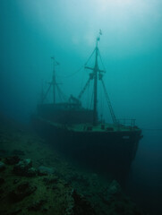 Obraz premium Mysterious underwater shipwreck exploration adventure and ocean depths discovery