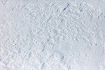 Obraz premium The snow is white and the ground is covered in it