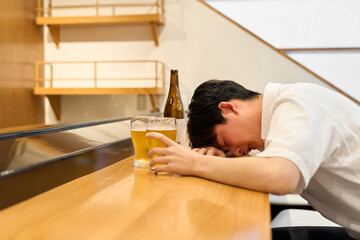 酒を飲みすぎて酔っ払う男性