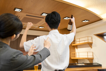 飲食店で騒ぐ男性客