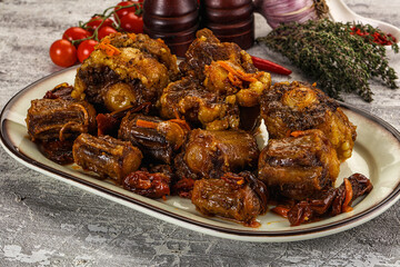 Baked oztail with tomato and carrot