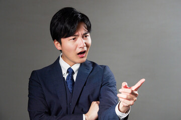 ビジネスマン　叱る　黒背景