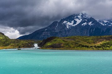 Obraz premium Clear turquoise waters from a glacier mountain in Patagonia