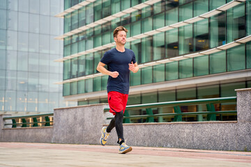 Obraz premium Man running in urban environment maintaining healthy lifestyle