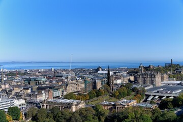 Fototapeta premium Edinburgh cityscape with historic architecture.
