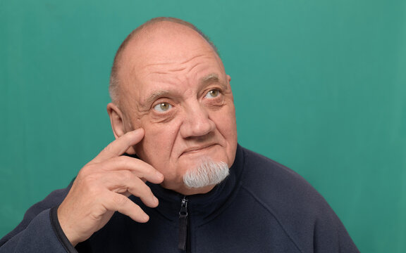 portrait homme &acirc;g&eacute; cheveux court et barbichette sur fond gris