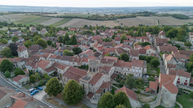 Le petit village de Charroux dans l'Allier en Auvergne proche de Vichy