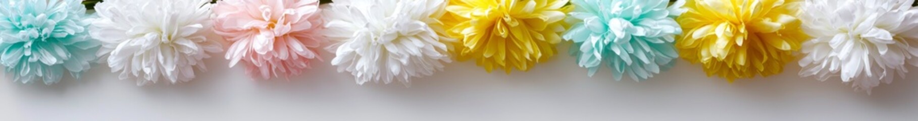 Obraz premium Eine breite Kante aus bunten, schönen Blumen, auf weiß isoliert