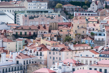 Urbanes Strassenbild von oben in Lissabon Portugal
