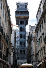Urbanes Strassenbild von oben in Lissabon Portugal