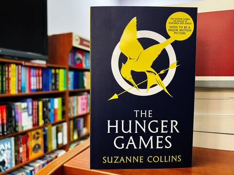 Book cover of The Hunger Games displayed in a library setting