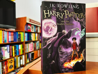 Fototapeta premium Harry Potter and the Deathly Hallows book displayed in a library setting