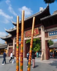 Encens Sacré devant le Temple – Ambiance de Sérénité