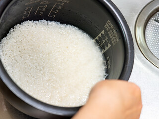 お米を研ぐ様子