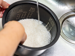 お米を研ぐ様子