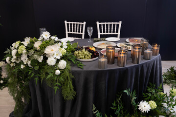 set table at a banquet in a restaurant	
