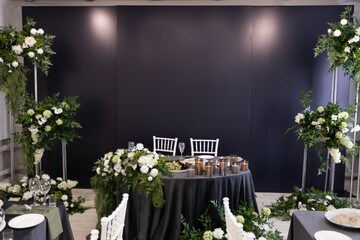 set table at a banquet in a restaurant	