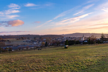 Dorf und Felder im Westerwald bei Sonnenaufgang