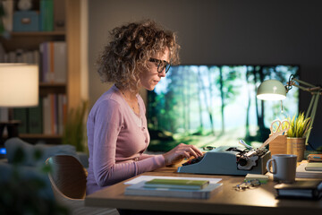 Fototapeta premium Woman typing on a vintage typewriter