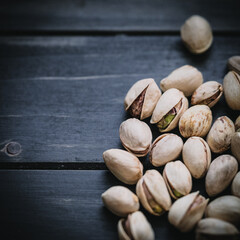 Rustikale Pistazien auf dunklem Holz – Moody Food Fotografie