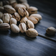 Rustikale Pistazien auf dunklem Holz – Moody Food Fotografie