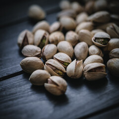 Rustikale Pistazien auf dunklem Holz – Moody Food Fotografie