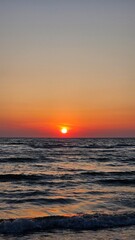 대한민국 인천 영종도 서해바다 해수욕장 겨울의 주황색으로 물든 석양 하늘