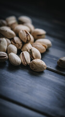 Rustikale Pistazien auf dunklem Holz – Moody Food Fotografie