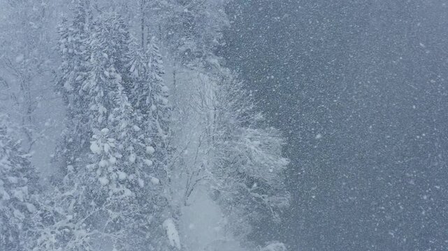 スーパースロー映像：ドローンで空撮した、大雪の日の川の上の風景