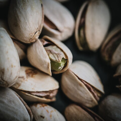 Stimmungsvolle Pistazien auf schwarzem Teller – Dark & ​​Moody Food Fotografie