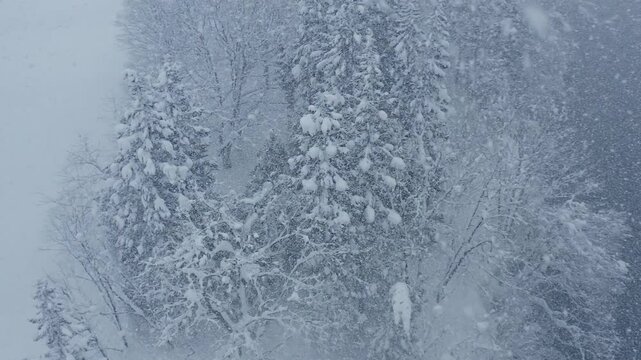 スーパースロー映像：ドローンで空撮した、大雪の日の川の上の風景