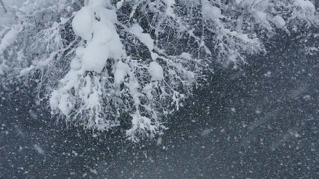 スーパースロー映像：ドローンで空撮した、大雪の日の川の上の風景