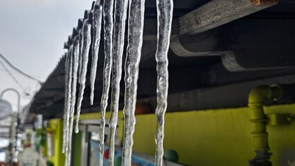 대한민국 서울 겨울날 마을 처마의 고드름 얼음