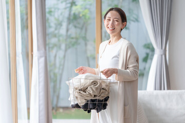 洗濯物を保つ女性