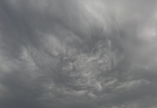 Gewitterwolke sammelt sich zu einem Unwetter am Himmel zusammen
