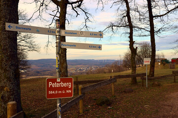 Schilder auf dem Gipfel des Peterberg bei Braunshausen in der Gemeinde Nonnweiler im Landkreis St. Wendel im Saarland.