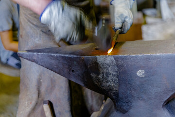 Am Schmiedeamboss
der Hammer schl&auml;gt zu.