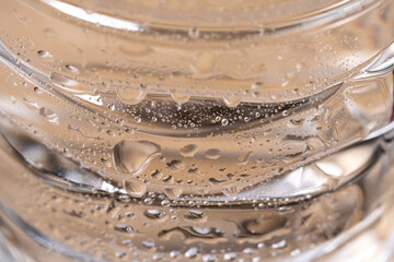 Image of how to prevent heatstroke using a cold plastic bottle