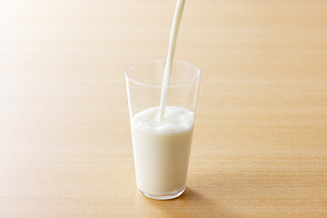 グラスに注いだ牛乳　Milk in a glass