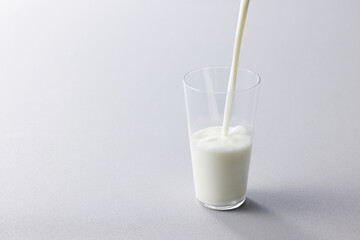 グラスに注いだ牛乳　Milk in a glass