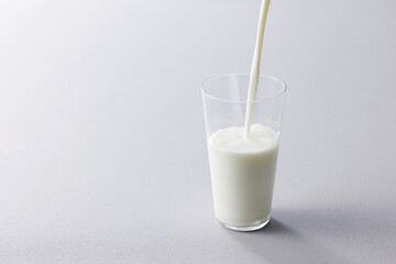 グラスに注いだ牛乳　Milk in a glass